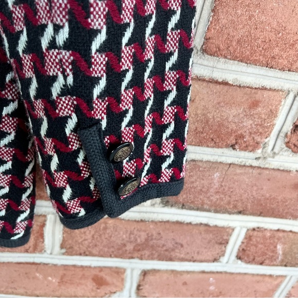 Black, white and red patterned blazer. Quality piece. Size 12 - Picture 8 of 12